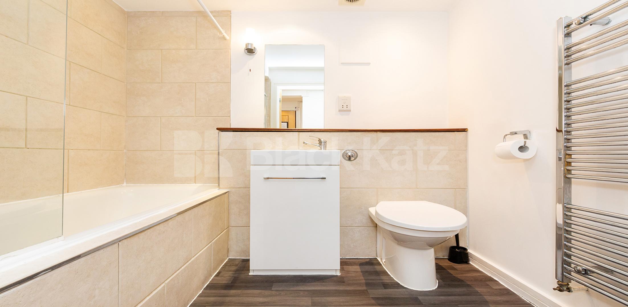 			LOCATION LOCATION LOCATION !!!, 2 Bedroom, 2 bath, 1 reception Apartment			 Farringdon Road EC1R, CLARKENWELL / FARRINGDON